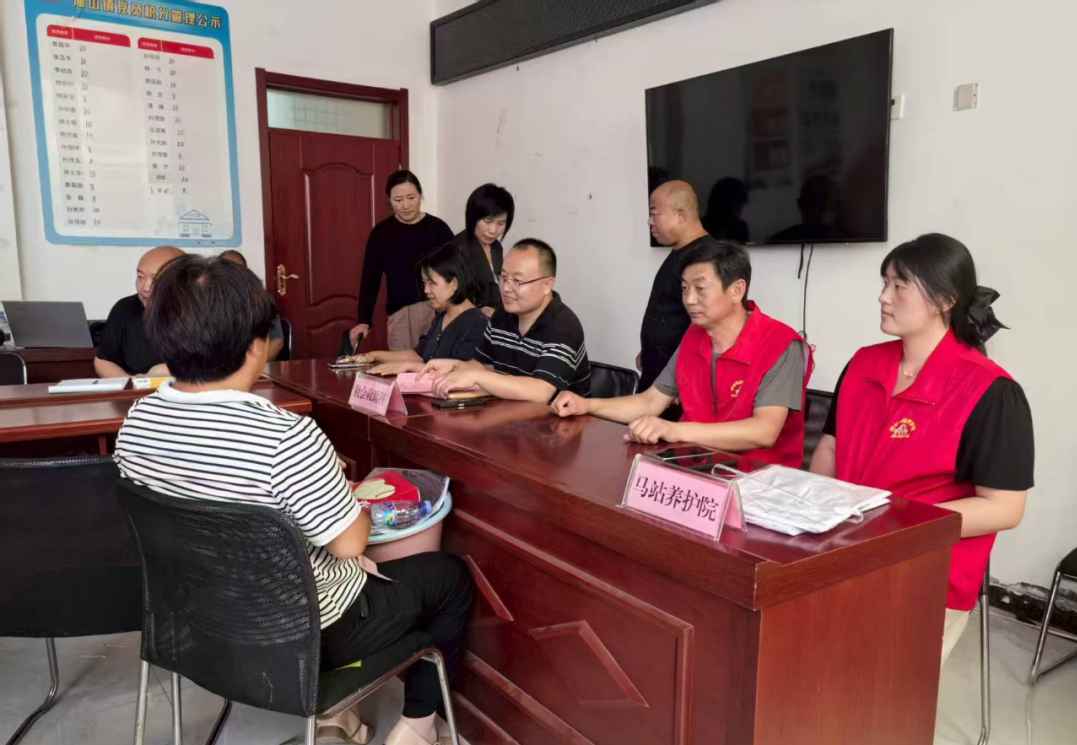 銀發(fā)經濟促消費，養(yǎng)老服務進社區(qū)——縣民政局開展社會經濟咨詢活動